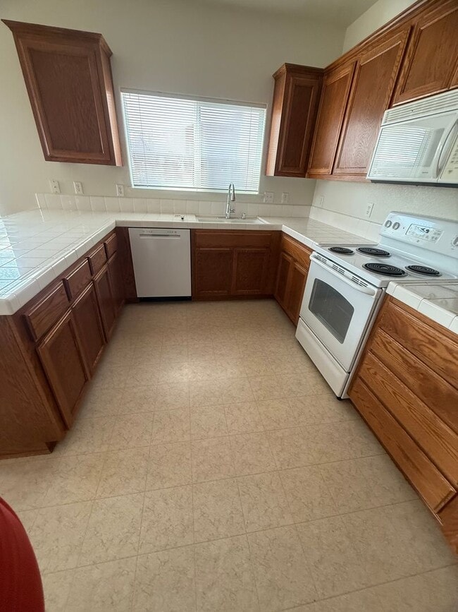 Building Photo - 55+ Gated Community Beautiful 3 Bed / 2 Bath Home in Desirable