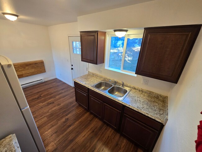 Building Photo - $200 OFF JAN. RENT!  2 Bed, 1 Bath Townhou...