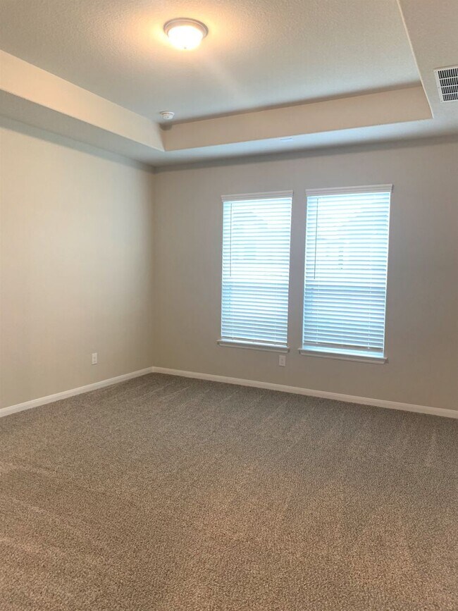 Building Photo - 4-Bedroom Home in Oak Creek - Highly Sough...