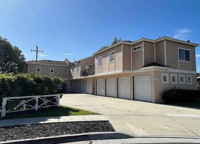 Primary Photo - 702 Jay Cir