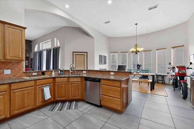 Building Photo - NW Executive Living 3/BD 2.5/BA 3/CG