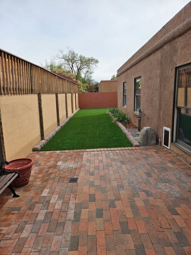 Building Photo - Energy Efficient 4 bed Home in Foothills