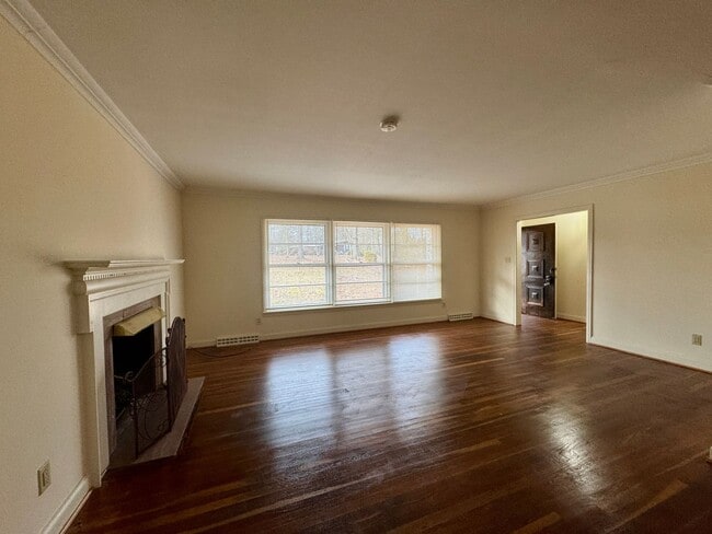 Building Photo - Move-in Ready!