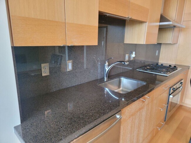 Building Photo - Beautiful 1 Bed 1 Bath Waterfront Condo w/...