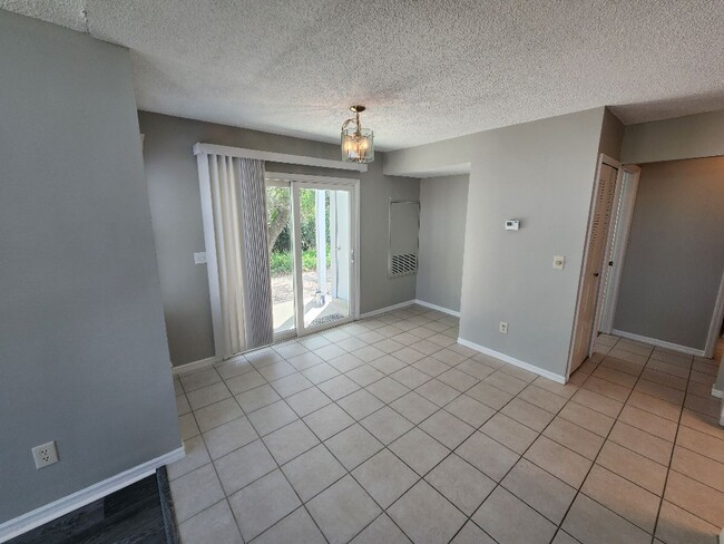 Building Photo - Remodeled beach condo steps away from the ...