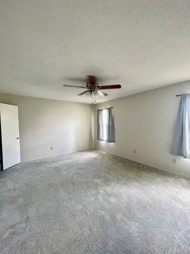 Building Photo - 3 bedroom in Andover! Mowing included!