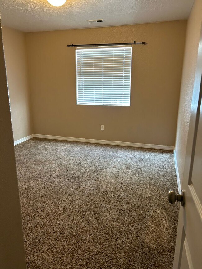 Building Photo - Charming Twinhome
