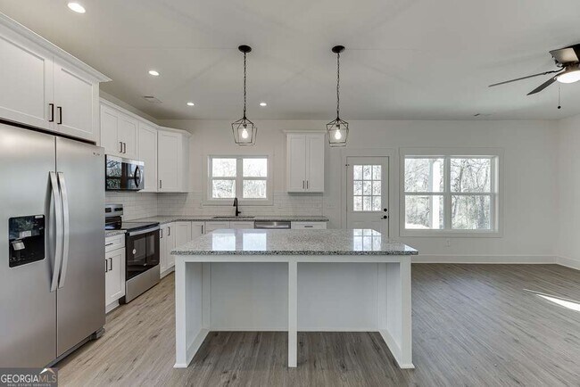 Building Photo - 585 Clayton St