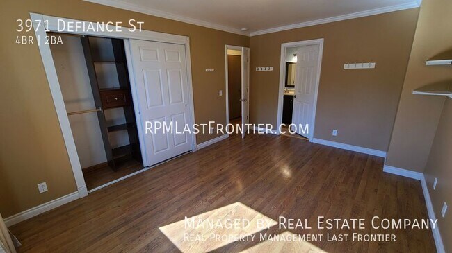 Building Photo - Gorgeous 4 Bedroom and 2 Bath Home w/ Fenc...