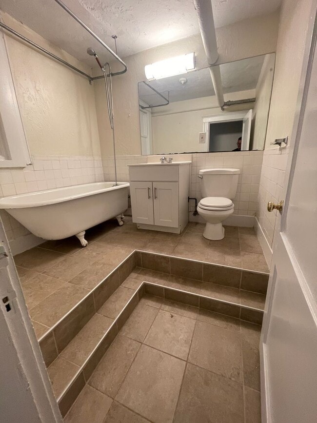 Building Photo - 17 Barrows St