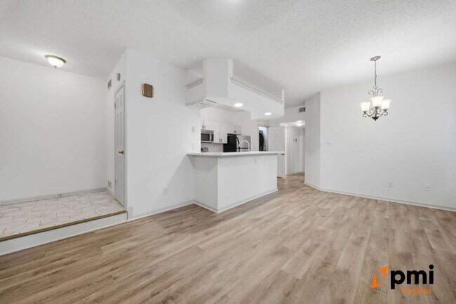 Building Photo - Immaculate 2 Bedroom 2 Bath Condo- Shore Drive