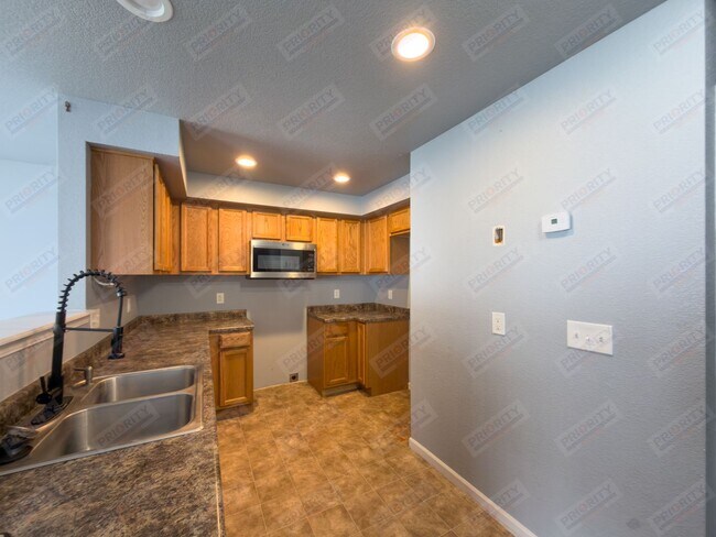Building Photo - 3 bed, 2.5 bath townhouse with a 2 car garage