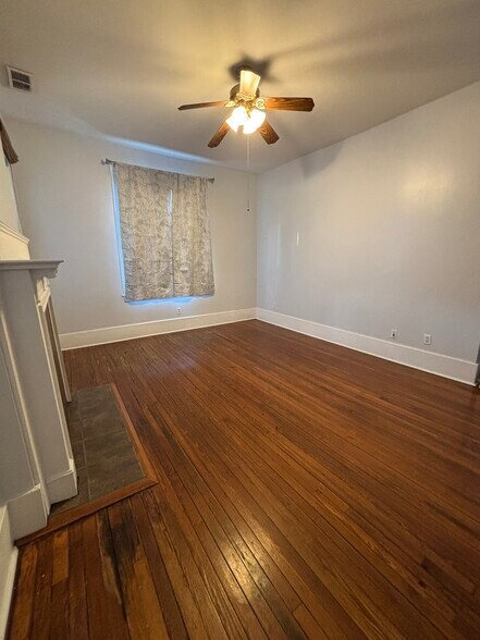 Largest Bedroom - 1902 Barnard St