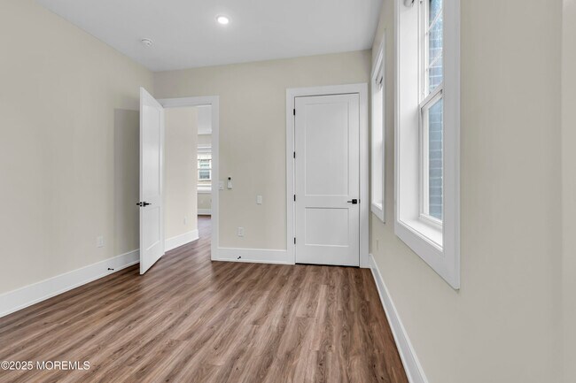 Building Photo - 527 Bangs Ave