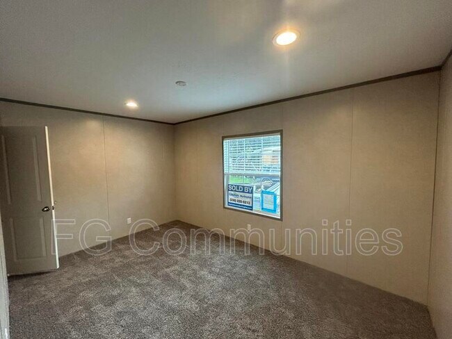 Building Photo - 129 Sides Meadow Dr