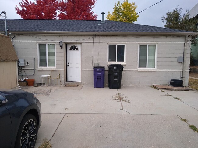 Building Photo - Mountain View 2 Bedroom 1 Bath Duplex on a Hill