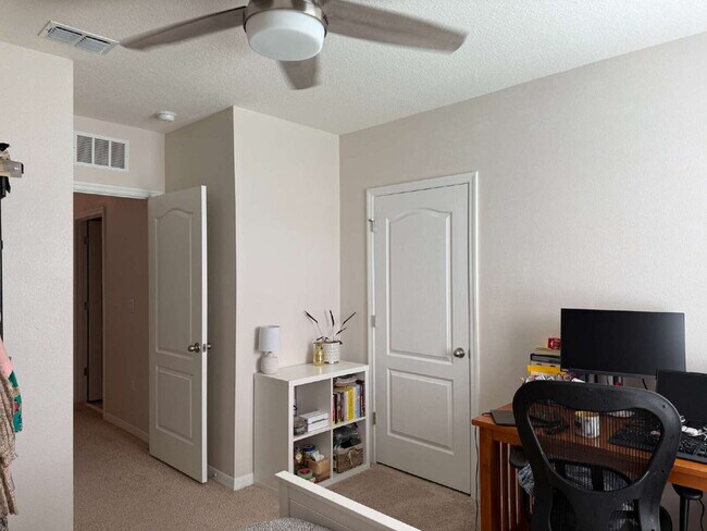 Building Photo - Large 4 Bedroom/2.5 Bathroom Home in Thompson Grove