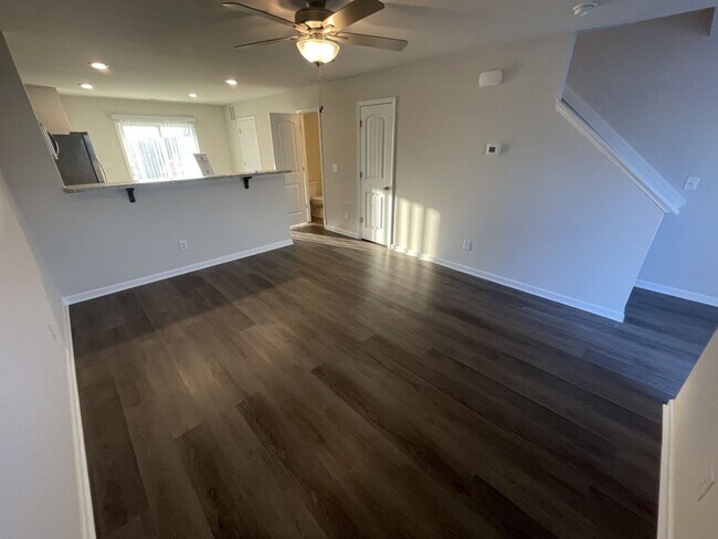 Building Photo - 2 bd 2.5 ba townhome