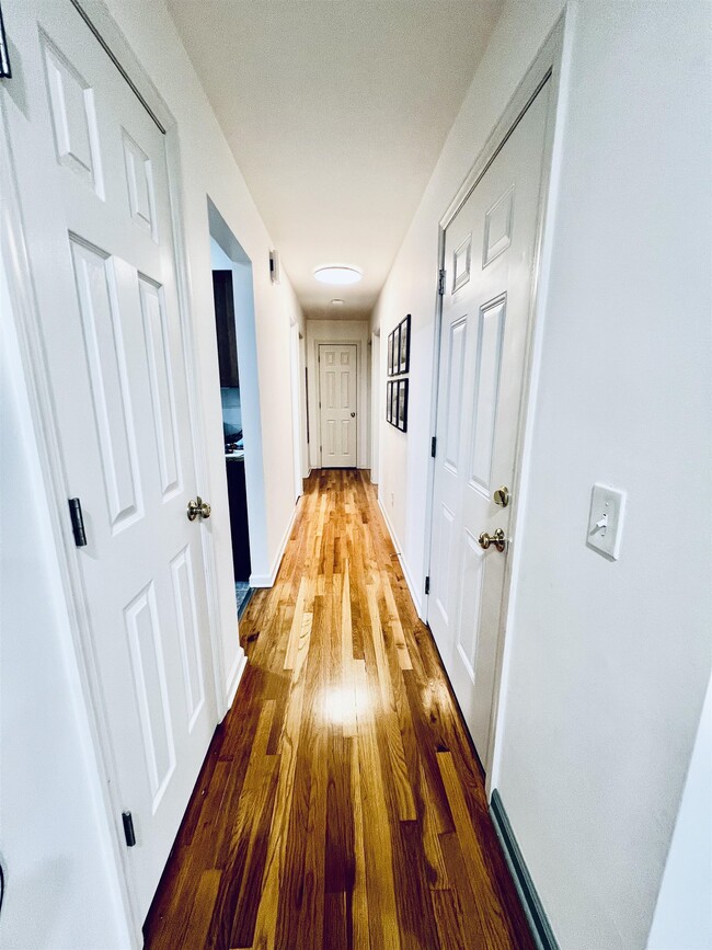 Building Photo - 724 6th St