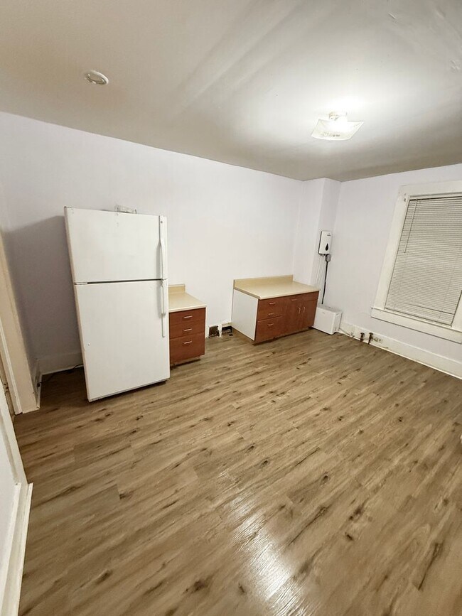 Building Photo - 506-506 Kingston Ave NE