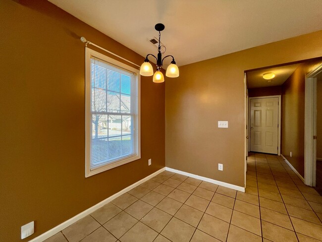 Building Photo - 3-Bed, 3-Full Bath, End Unit, 1-Car Garage!