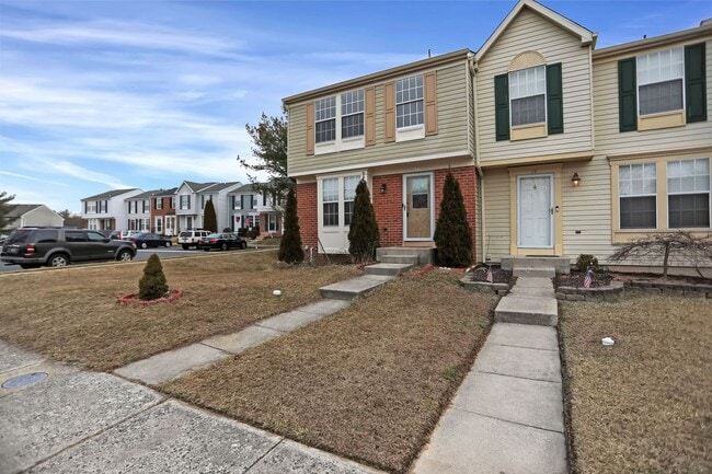 Building Photo - Charming End Of Group Townhome for Rent