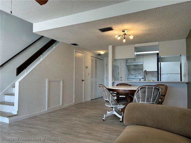 Building Photo - 2016 Lakeview Dr