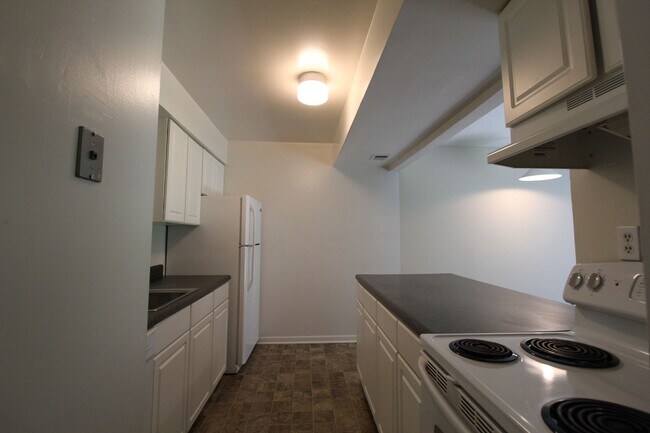 Building Photo - 2 Bedroom 1 Bath Duplex in the Westport Area