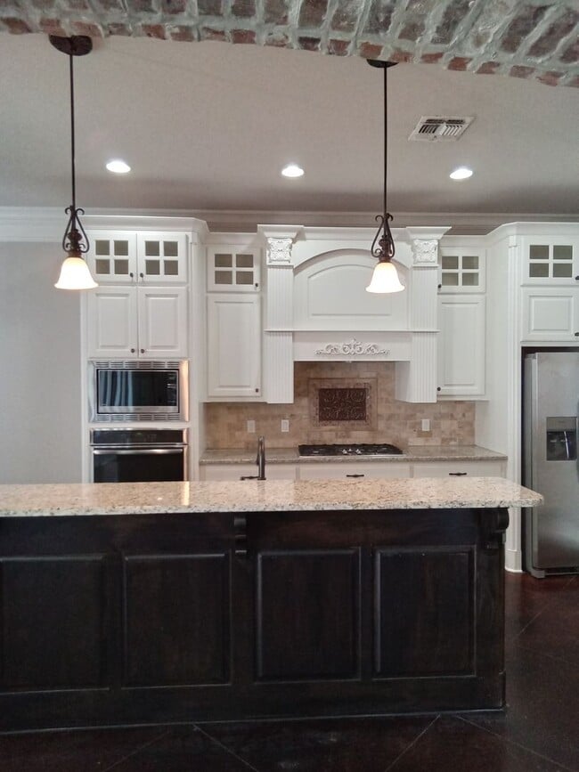 Building Photo - Benton Beauty