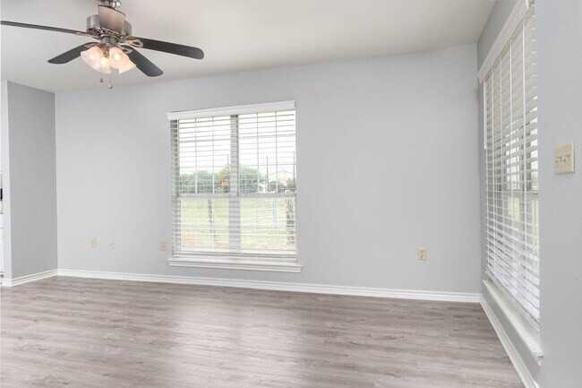 Building Photo - College Station home with stalls and arena on site!