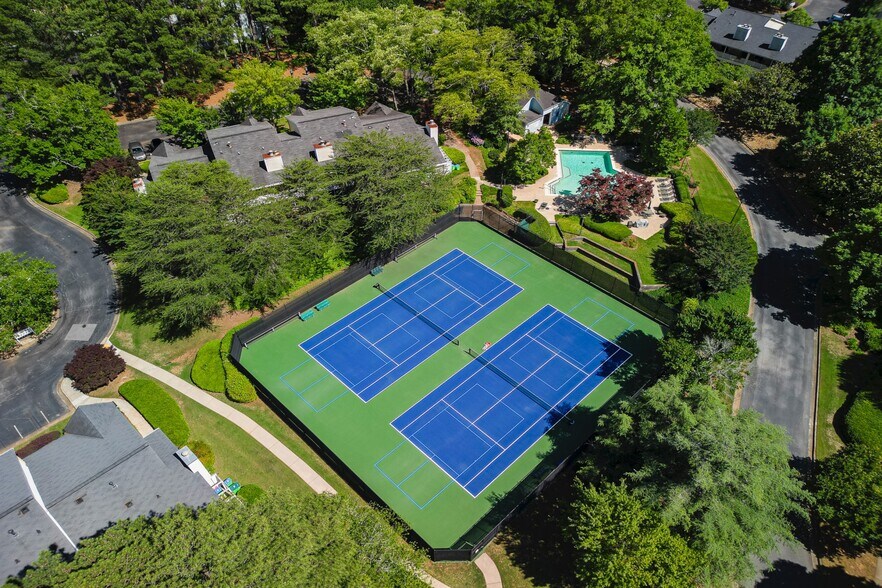 Pool & Tennis Court - 98 Hampshire Ct