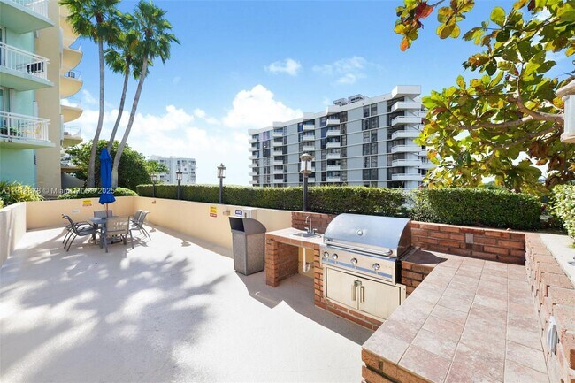 Building Photo - 2475 Brickell Ave