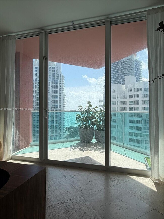 Building Photo - 300 South Pointe Dr