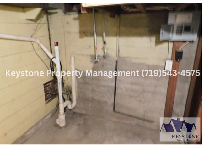 Building Photo - Centrally Located - 3 Bedroom/1.5 Bath Hou...