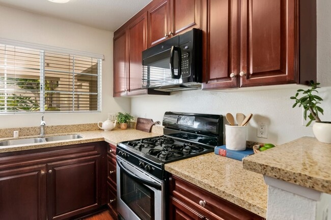 Building Photo - Great Woodland Hills Location!