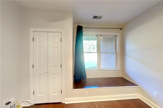 Building Photo - 3008 Montclair Cir SE