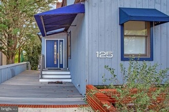 Building Photo - 125 Island View Dr