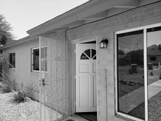 Building Photo - 8050 N 11th Pl