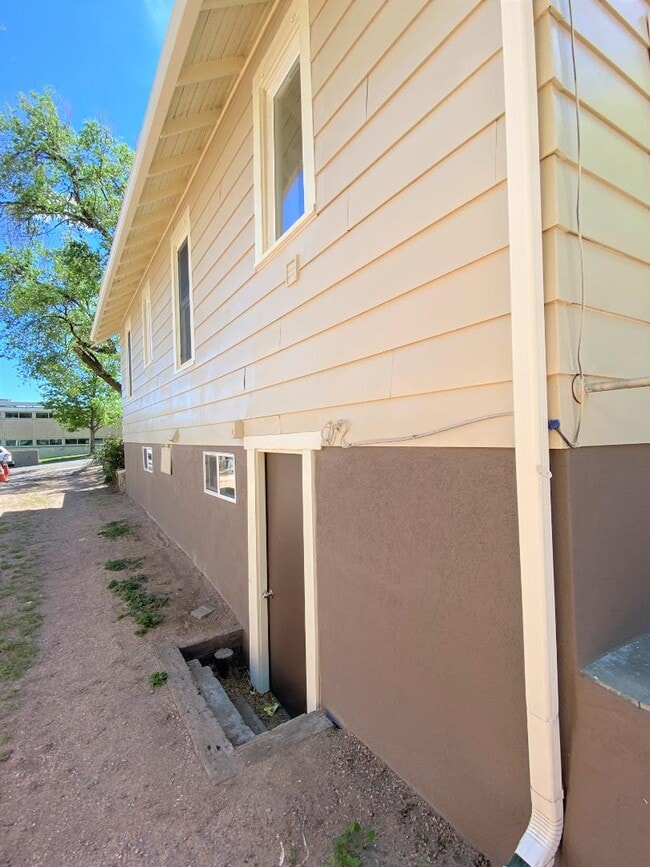 Building Photo - 618 W Pikes Peak Ave