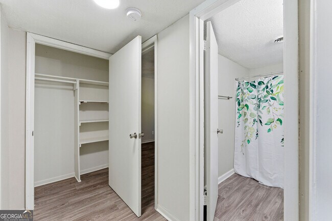 Building Photo - 558 College St