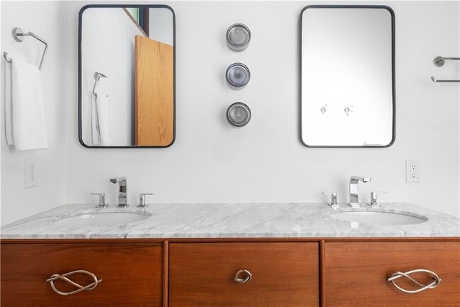 Building Photo - 515 Claire Dr NE