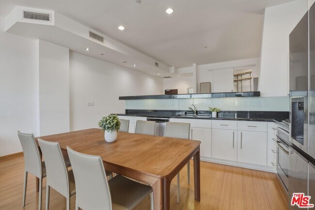 Building Photo - 1100 Wilshire Blvd