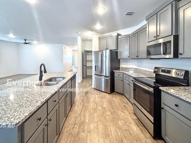 Building Photo - Limited Time Special Offer / 3 Bed, 2 Bath Home with Fenced Yard & Garage / Pet-Friendly / Availa...