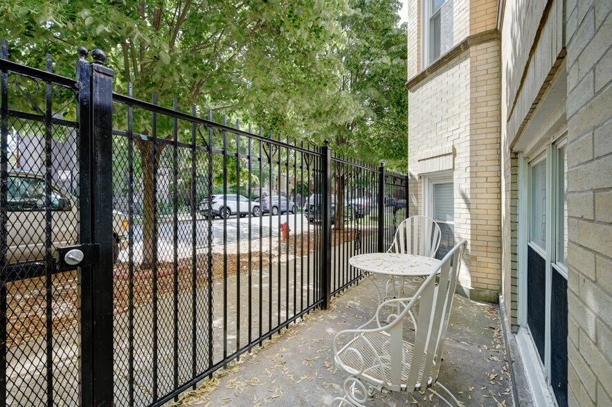 Building Photo - 1430 N Maplewood Ave