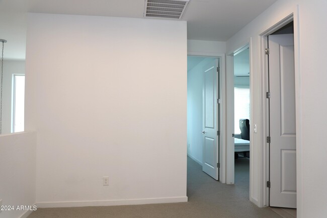 Building Photo - 901 S Smith Rd