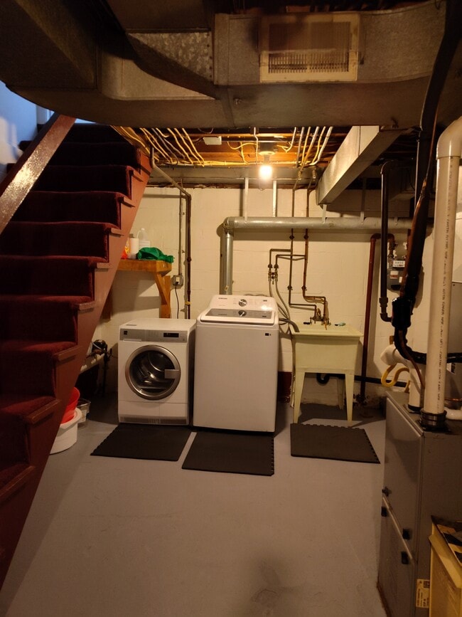 Building Photo - 1718 Fallowfield Ave