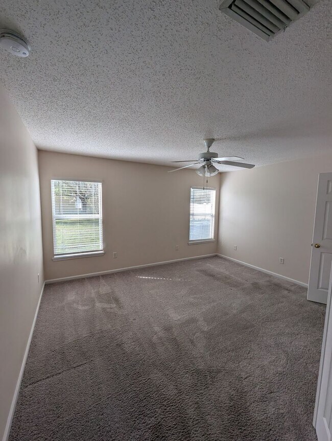 Building Photo - Great 4 Bedroom 2 Bath home in Heritage Park