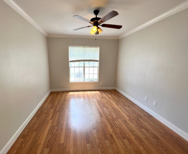 Building Photo - University View Condo, Gated 2 Bedroom Condo For Rent, Near LSU