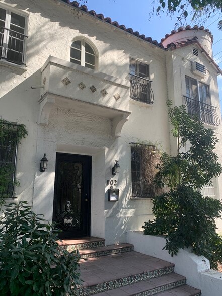 Building Photo - 802 N Sweetzer Ave