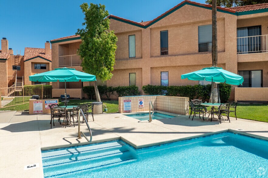 Pool and Spa - Emerald Pointe Apartments